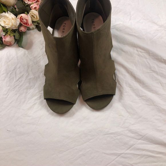 NWT Torrid Cutout Peep Toe Olive Wedge 11.5 - Picture 4 of 7